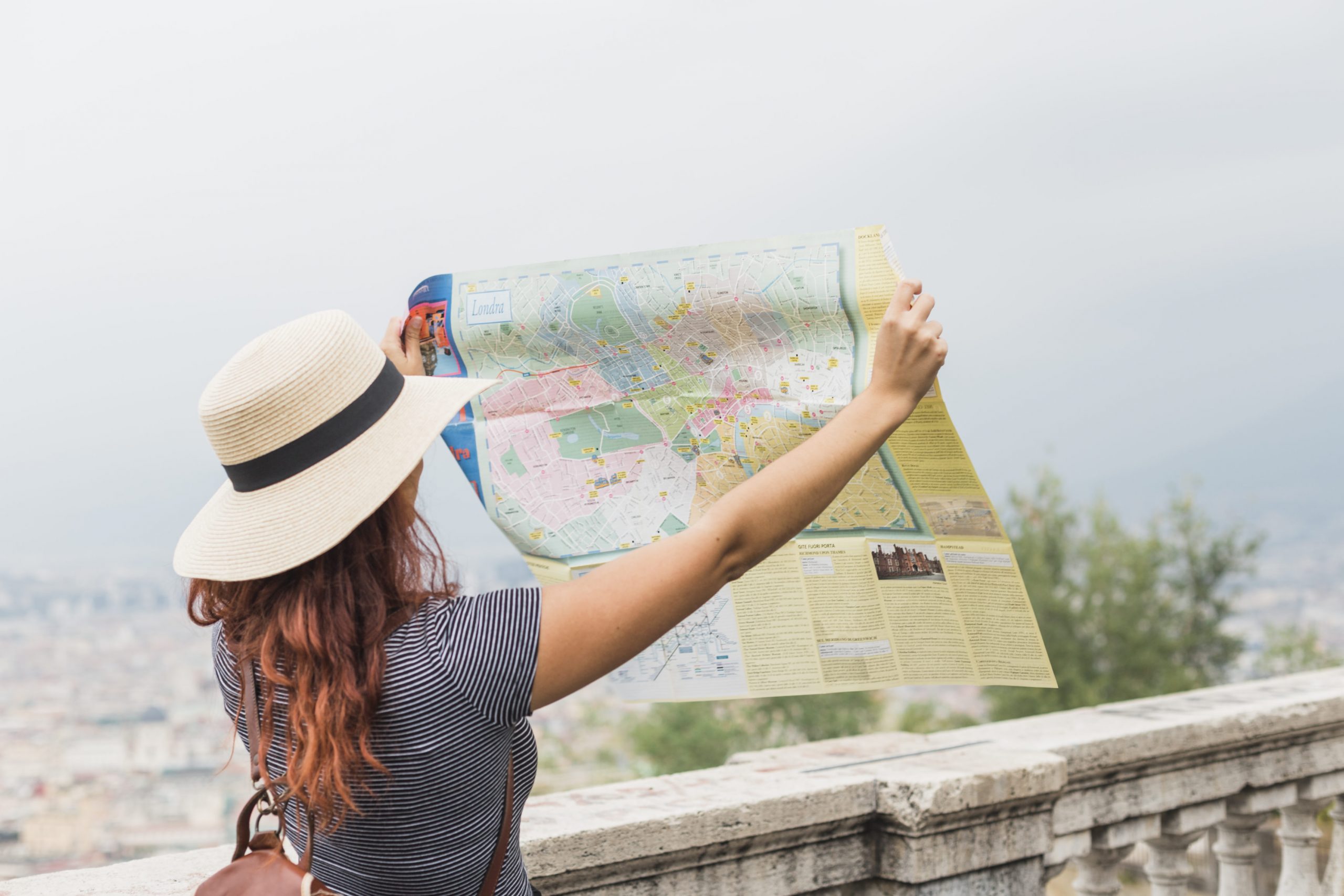 Посещение страницы. People looking at the Map. Looking at картинка. Business Tourism look. Турист смотрит на билеты.